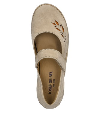 Zapato de bailarina beige de cuero con cierre de velcro. El zapato tiene un patrón de agujeros decorativo en el costado.