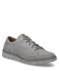 El zapato de media altura en gris claro está hecho de cuero y cuenta con un sistema de cordones y una plantilla acolchada para mayor comodidad. La suela está diseñada en un tono de gris contrastante y ofrece una superficie antideslizante.