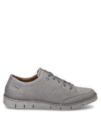 El zapato de media altura en gris claro está hecho de cuero y cuenta con un sistema de cordones y una plantilla acolchada para mayor comodidad. La suela está diseñada en un tono de gris contrastante y ofrece una superficie antideslizante.