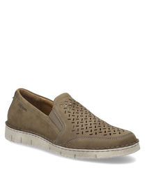 The slipper in the color sand is made of a smooth high-quality material with a practical elastic closure. Special features include the fine perforated pattern on the upper side and the sturdy light sole.