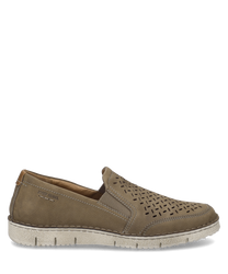 The slipper in the color sand is made of a smooth high-quality material with a practical elastic closure. Special features include the fine perforated pattern on the upper side and the sturdy light sole.