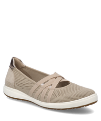 Der Ballerina-Schuh ist in einer eleganten keramischen Farbe gehalten und besteht aus atmungsaktivem Mesh-Material. Besondere Merkmale sind ein praktischer Gummizug-Verschluss und eine verstärkte Fersenkappe für zusätzlichen Halt.