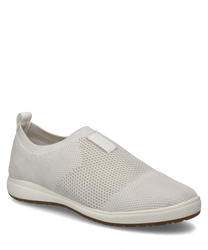 Ein weißer Halbschuh mit einem flexiblen Gummizugverschluss gefertigt aus atmungsaktivem Mesh-Material. Der Schuh bietet eine schlichte elegante Optik mit einer flachen Sohle für hohen Tragekomfort.