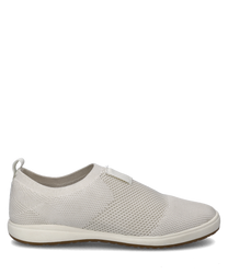 Ein weißer Halbschuh mit einem flexiblen Gummizugverschluss gefertigt aus atmungsaktivem Mesh-Material. Der Schuh bietet eine schlichte elegante Optik mit einer flachen Sohle für hohen Tragekomfort.