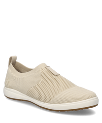 Un zapato de media caña color beige hecho de material de punto transpirable con un elástico para poner y quitar fácilmente. El zapato tiene una silueta sencilla y una suela blanca plana para mayor comodidad.