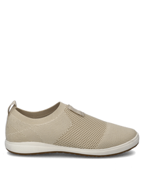 Un zapato de media caña color beige hecho de material de punto transpirable con un elástico para poner y quitar fácilmente. El zapato tiene una silueta sencilla y una suela blanca plana para mayor comodidad.