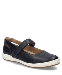 Una scarpa nera con chiusura a velcro in pelle con dettagli perforati per la traspirabilità. La scarpa ha una suola bianca e accenti grigi sul tallone e sulla chiusura.