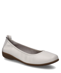 Weißer Ballerina-Schuh mit Gummizug aus glattem Material gefertigt. Der Schuh hat eine braune Sohle und ein schlichtes elegantes Design.