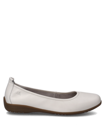 Weißer Ballerina-Schuh mit Gummizug aus glattem Material gefertigt. Der Schuh hat eine braune Sohle und ein schlichtes elegantes Design.