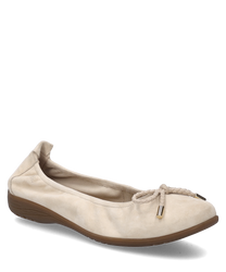 Ballerine beige avec élastique et un nœud discret à l'avant. La chaussure a une semelle plate marron et est fabriquée dans un matériau doux.