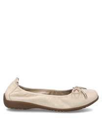 Ballerine beige avec élastique et un nœud discret à l'avant. La chaussure a une semelle plate marron et est fabriquée dans un matériau doux.
