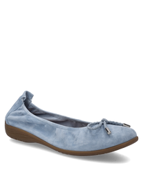 The ballerina shoe is in a light sky blue and features a practical elastic closure. The soft material offers high wearing comfort and the subtle bow at the front adds an elegant touch.