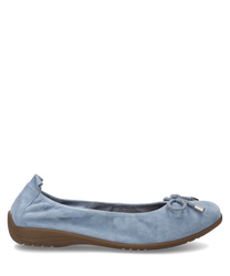 The ballerina shoe is in a light sky blue and features a practical elastic closure. The soft material offers high wearing comfort and the subtle bow at the front adds an elegant touch.