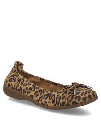 Leopardmuster-Ballerina mit Gummizug aus weichem Material gefertigt. Der Schuh hat ein charakteristisches Leoparden-Design und eine dekorative Schleife auf der Vorderseite.