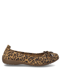 Leopardmuster-Ballerina mit Gummizug aus weichem Material gefertigt. Der Schuh hat ein charakteristisches Leoparden-Design und eine dekorative Schleife auf der Vorderseite.