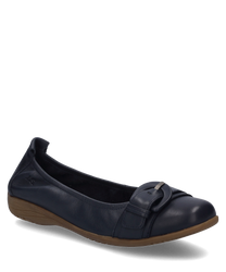 Indigo-farbene Ballerina-Schuhe aus Leder mit einem Gummizug als Verschluss. Der Schuh hat eine dezente Schnalle auf der Vorderseite und eine bequeme braune Sohle.