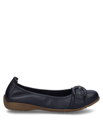 Indigo-farbene Ballerina-Schuhe aus Leder mit einem Gummizug als Verschluss. Der Schuh hat eine dezente Schnalle auf der Vorderseite und eine bequeme braune Sohle.
