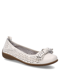 Ballerine blanche avec élastique en cuir avec un motif perforé et un nœud décoratif à l'avant. La semelle est de couleur marron contrastante.