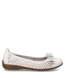 Ballerine blanche avec élastique en cuir avec un motif perforé et un nœud décoratif à l'avant. La semelle est de couleur marron contrastante.