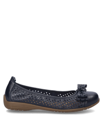 Ballerine in colore indaco in similpelle con elastico come chiusura. La scarpa ha un motivo traforato alla moda e un fiocco decorativo sulla parte anteriore.