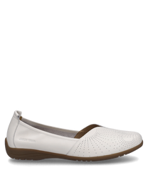 Zapato de bailarina blanco con elástico fabricado con material de alta calidad. El zapato tiene un diseño elegante y minimalista con una fina perforación en la parte superior.