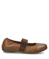 Der Ballerina-Schuh in der Farbe Camel ist aus glattem Leder gefertigt und verfügt über einen elastischen Gummizug für einfaches An- und Ausziehen. Die schlichte elegante Form und die dezente Farbgebung machen ihn vielseitig kombinierbar.
