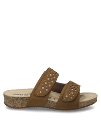Sandalo marrone con due ampie chiusure in velcro nel colore Castagne-Kombi in pelle con motivi decorativi a perforazione. La suola è leggermente rialzata e ha un aspetto maculato che aggiunge ulteriore stile.