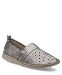 De slipper in platina kleur is gemaakt van een glanzend materiaal met een decoratief gaatjespatroon aan de bovenkant. Een elastische rubberen band zorgt voor een comfortabele pasvorm.