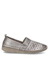 De slipper in platina kleur is gemaakt van een glanzend materiaal met een decoratief gaatjespatroon aan de bovenkant. Een elastische rubberen band zorgt voor een comfortabele pasvorm.