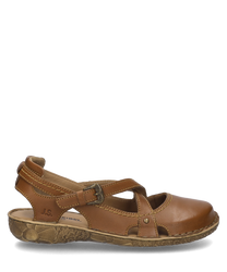 Sandalo color cognac con fibbia come chiusura. Realizzato in pelle con cuciture chiare visibili e una suola strutturata.