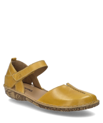 La sandale représentée est de couleur mangue chaude et dispose d'une fermeture velcro pratique. Elle est fabriquée à partir de matériaux de haute qualité avec une semelle à motif qui allie confort et style.