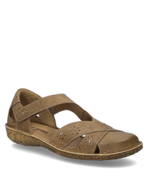 De sandaal in de kleur Camel is gemaakt van glad leer met klittenbandsluiting voor eenvoudige aanpassing. Het heeft decoratieve perforaties en een gemusterde zool.