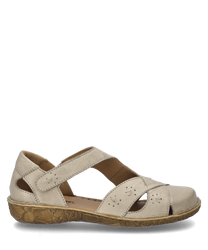 La sandaletta color crema è dotata di una comoda chiusura in velcro e presenta delicate perforazioni decorative sulla tomaia. La suola ha un leggero motivo floreale strutturato che conferisce alla sandaletta un fascino particolare.