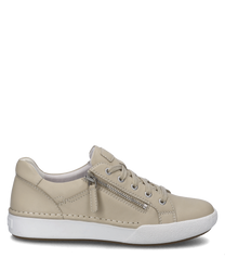 De sneaker in de kleur Ceramic is gemaakt van glad materiaal en heeft een vetersluiting. Een zijrits en een witte rubberen zool geven de schoen een moderne uitstraling.
