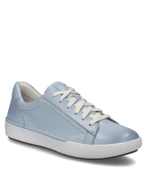 Sneaker w kolorze Iceblue wyróżnia się gładkim wysokiej jakości materiałem i jasnym wzorem sznurowania. Czyste linie i solidna biała podeszwa nadają mu nowoczesny wygląd.