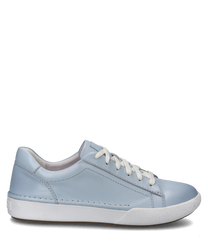 Sneaker w kolorze Iceblue wyróżnia się gładkim wysokiej jakości materiałem i jasnym wzorem sznurowania. Czyste linie i solidna biała podeszwa nadają mu nowoczesny wygląd.