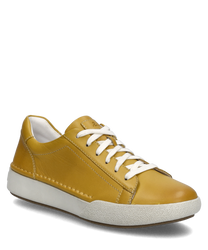 La sneaker di colore mango è realizzata in pelle liscia e presenta una stringa bianca. La suola è in gomma bianca robusta e conferisce un aspetto sportivo.