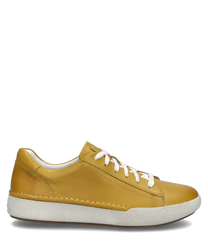 La sneaker di colore mango è realizzata in pelle liscia e presenta una stringa bianca. La suola è in gomma bianca robusta e conferisce un aspetto sportivo.