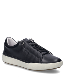 Zapatilla negra con cordones de cuero con una suela de goma blanca y costuras discretas. El zapato tiene un diseño minimalista con un logo de marca grabado en el costado.