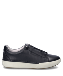 Zapatilla negra con cordones de cuero con una suela de goma blanca y costuras discretas. El zapato tiene un diseño minimalista con un logo de marca grabado en el costado.