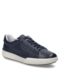 La zapatilla indigo se caracteriza por un diseño de cuero liso con cordones. La suela blanca complementa la apariencia simple pero moderna del zapato.