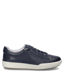 La zapatilla indigo se caracteriza por un diseño de cuero liso con cordones. La suela blanca complementa la apariencia simple pero moderna del zapato.