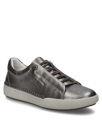 Der Sneaker in platin ist aus einem glänzenden Material gefertigt und verfügt über eine Schnürung als Verschluss. Der Schuh hat eine weiße Sohle und dezente Nahtdetails die ihm einen modernen Look verleihen.