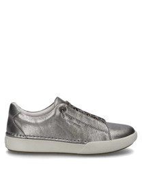 Der Sneaker in platin ist aus einem glänzenden Material gefertigt und verfügt über eine Schnürung als Verschluss. Der Schuh hat eine weiße Sohle und dezente Nahtdetails die ihm einen modernen Look verleihen.