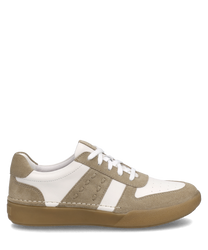 Sneaker w beżowej kombinacji łączy gładką skórę i zamsz z sznurowaniem. Szczególną cechą są perforowane detale po bokach oraz solidna beżowa gumowa podeszwa.