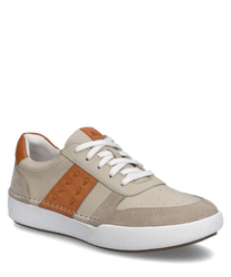 Der Sneaker in Sand-Kombi-Farben zeigt eine Kombination aus glattem und Wildleder mit weißen Schnürsenkeln. Besondere Merkmale sind die braunen Akzente an der Ferse und der Seite.