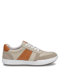 Der Sneaker in Sand-Kombi-Farben zeigt eine Kombination aus glattem und Wildleder mit weißen Schnürsenkeln. Besondere Merkmale sind die braunen Akzente an der Ferse und der Seite.