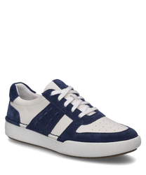La sneaker dans une combinaison de couleurs en jean élégante présente un design de nuances de bleu claires et foncées. Il dispose d'un laçage et d'une surface lisse avec des coutures décoratives discrètes.