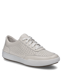 La sneaker blanche se distingue par son design épuré et sa surface perforée qui assure une bonne respirabilité. La chaussure est dotée de lacets et d'une semelle en caoutchouc blanche et robuste.