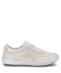 La sneaker blanche se distingue par son design épuré et sa surface perforée qui assure une bonne respirabilité. La chaussure est dotée de lacets et d'une semelle en caoutchouc blanche et robuste.